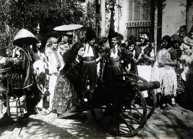 Grupo de máscaras premiadas, entre las cuales figura una Agustina de Aragón, que...