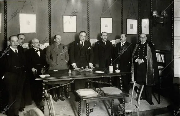 El Presidente D. Eugenio D'Ors (1), con el Capitán General, Emilio Barrera y...