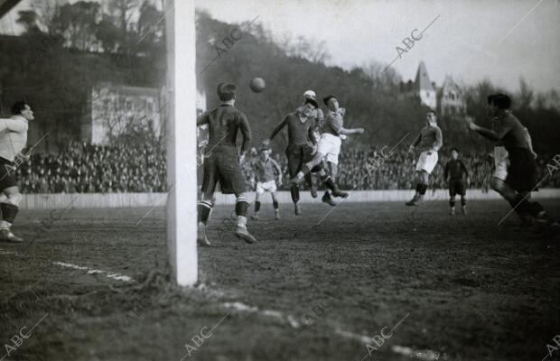 Una jugada del partido que celebraron la Real Sociedad, de San Sebastián, que...