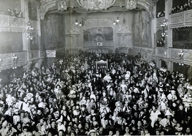 Aspecto del Teatro Principal durante el baile de niños organizado por la...