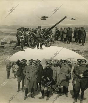 La misión militar portuguesa presenciando la maniobra de un cañon contra...