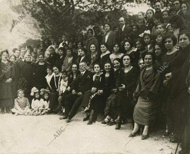 El Marqués de Ezenarro (A) con su bella hija Carmen, Señora de Badía (B),...