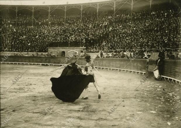 El diestro Marcial Lalanda dando un pase natural