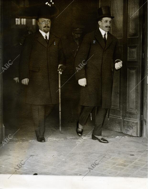 D. Alfonso XIII (2), al salir el domingo de la Estación del Norte