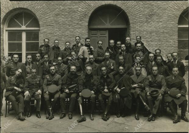 El Coronel, profesores y alumnos de la Escuela Superior de Guerra con el...