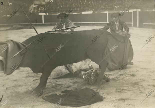 Cogida del diestro Trinitario en la inauguración de la temporada taurina en la...