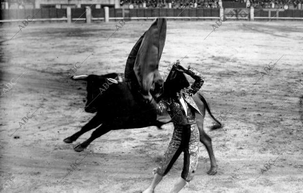 El diestro Luis Mera en una Lucida suerte de Capa