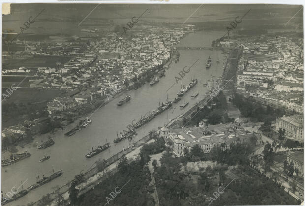 Vista de la ciudad tomada desde el aire, en la que se puede ver la inundación...