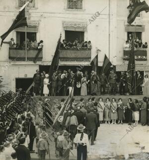 La Plaza de la Villa durante la entrega de las banderas para el cuartel de la...