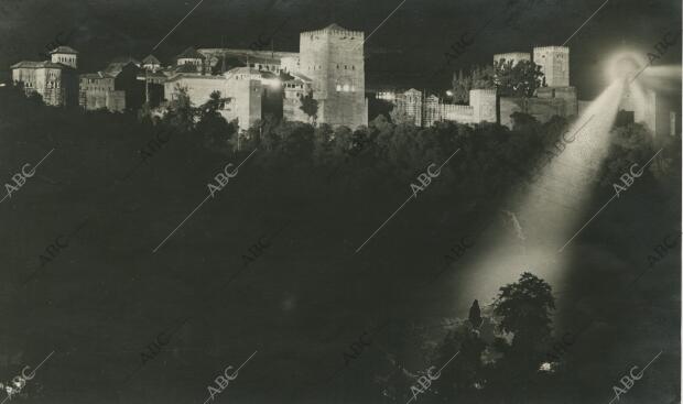 Los faros militares iluminando los bosques y los torreones de La Alhambra