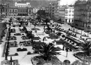 Vista de la plaza, los jardines de Alderdi Eder y del casino de San Sebástian