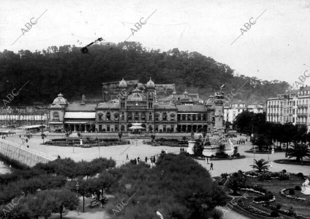 Vista general del casino y parcial de los jardines de Alderdi Eder