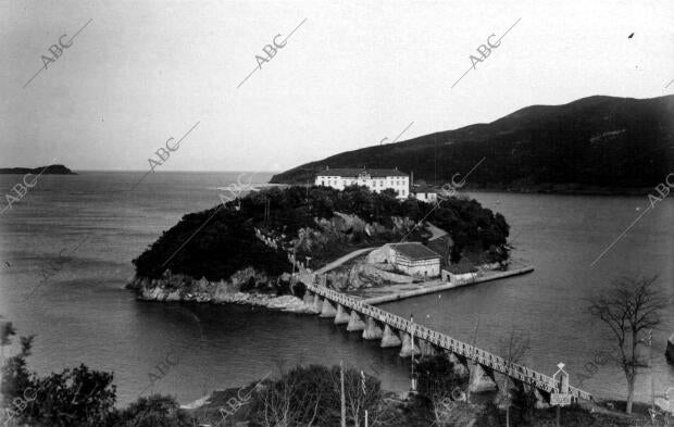 Vista general de la isla de Chacharramendi (Vizcaya)