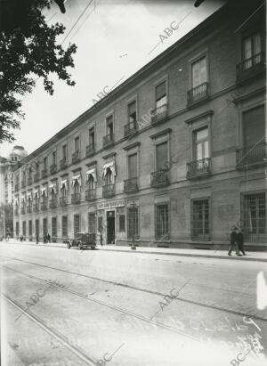 Vista desde el paseo del Prado de la oficina del Banco Alemán Transatlántico...