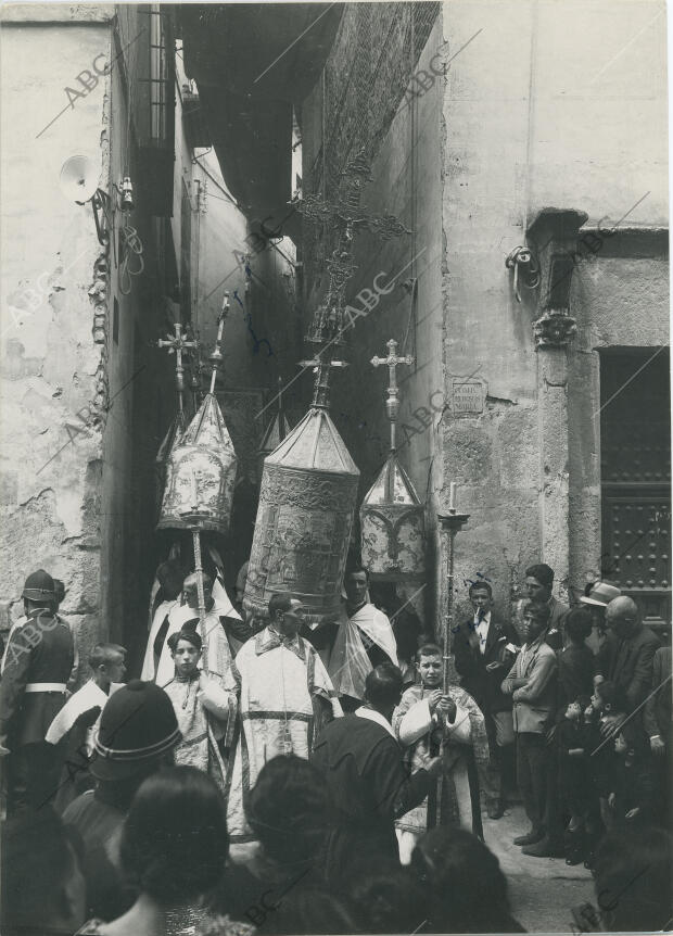 Procesión del Corpus Christi, las cruces catedralicia y parroquiales al salir...