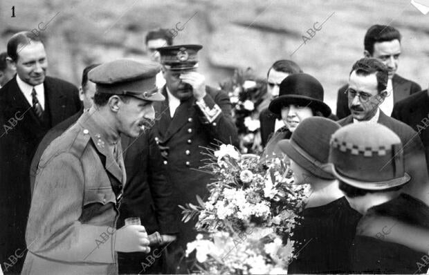 Las Señoritas de la cierva Entregando A Alfonso Xiii un ramo de Flores