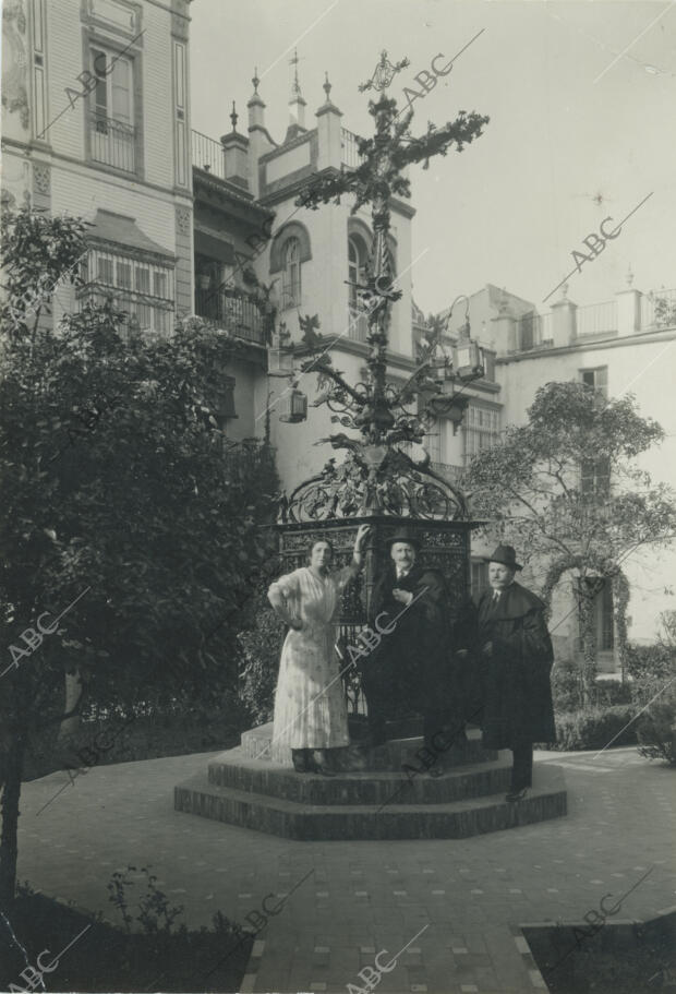 La notable actriz Lola Membrives y los ilustres autores hermanos Álvarez...