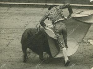 El torero aragonés Juan Anlló, conocido como "Nacional II", en un lance de capa...