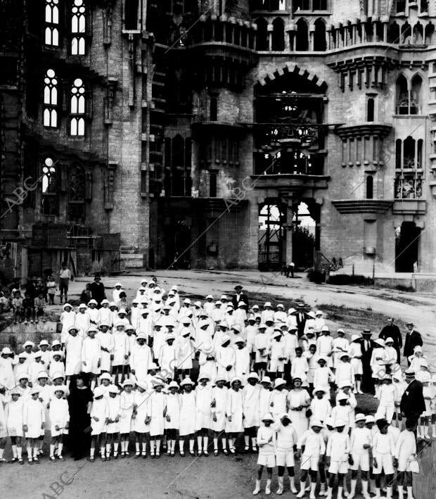 Niñas y Niños de la Colonia escolar Madrileña durante su visita al templo de la...