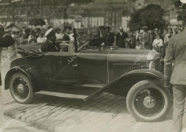 El rey Alfonso XIII y su hijo el Príncipe de Asturias conduciendo un Citroen 10...