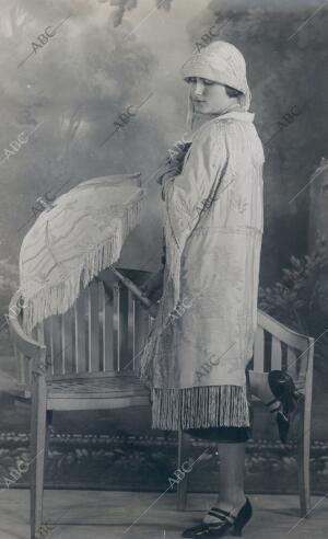 En la Imagen, sombrilla A conjunto con sombrero y abrigo de 1925