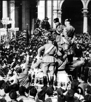 El jefe del Gobierno, Benito Mussolini, pronuncia un discurso en la plaza del...