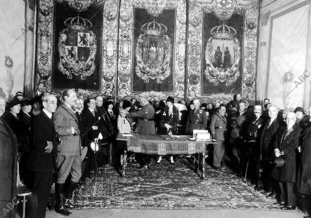 Imposición de la gran cruz del mérito militar A la duquesa de la Victoria (1)...