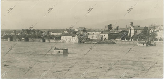 Desconsolador aspecto del Guadalquivir al desbordarse e inundar los barrios...