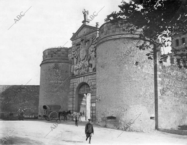 Fachada exterior de la puerta de Bisagra