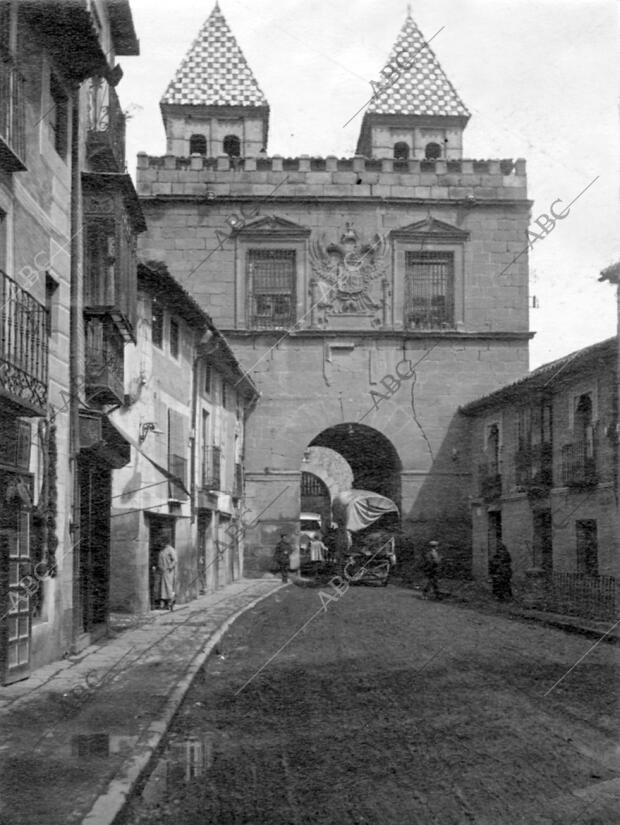 Fachada interior de la puerta de Bisagra