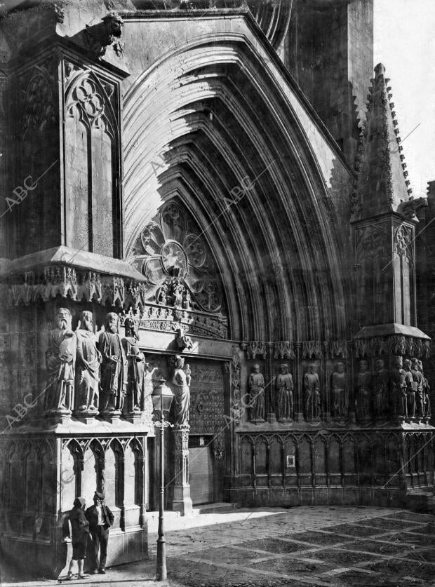 ATRIO E IMAFRONTE DE LA CATEDRAL VISTO DESDE LOS PÓRTICOS DE LA CAMBRERÍA