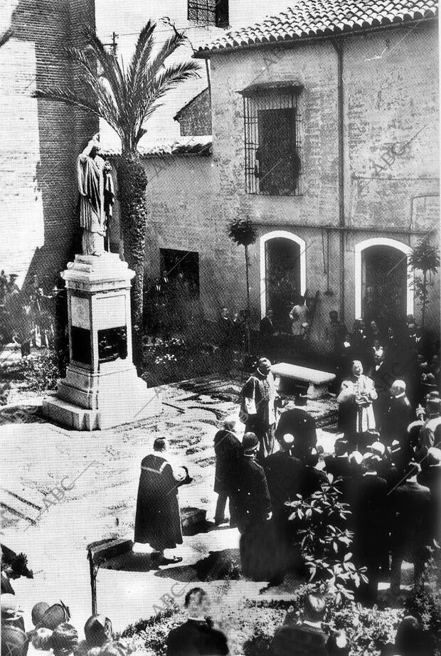 Imagen de la presentación de la estatua de Osio en Córdoba en 1926