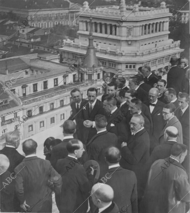 El Rey don Alfonso Xiii (con una X) en la terraza del edificio del círculo el...
