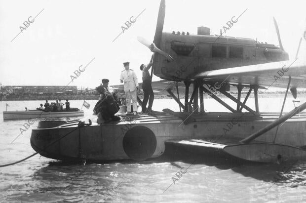 El Plus Ultra durante una de las escalas que le llevarían a Buenos Aires