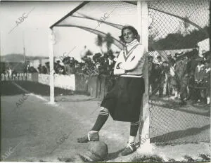 Irene González (1909-1928), coruñesa, fue la primera mujer futbolista de España