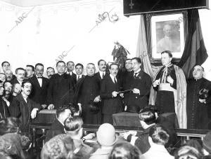 Sr. Yanguas (X), en el acto de Serle Entregado por el presidente del sindicato...