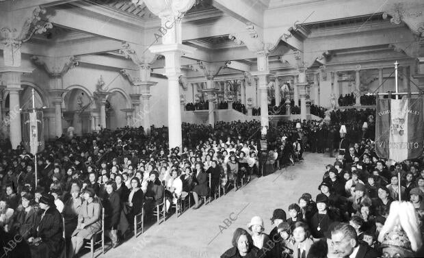 Aspecto del Salon de Actos durante la fiesta del ropero Escolar