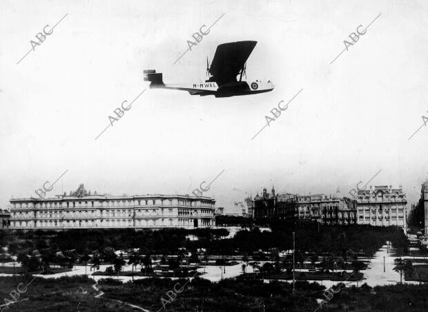 El «Plus Ultra», sobrevolando Buenos Aires, a su llegada a la capital argentina...