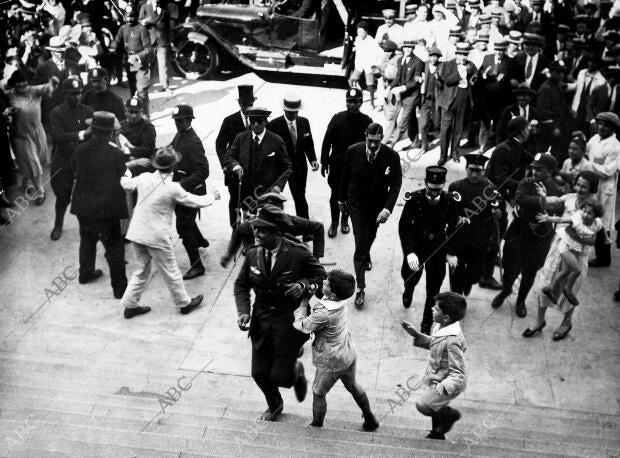Los niños rompen el cordón policial y para poder estrechar la mano a Ramón...