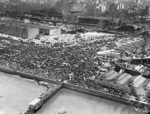 La multitud espera en el puerto de Buenos Aires la llegada del «Plus Ultra»...