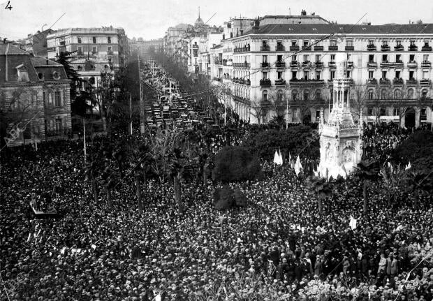 Un aspecto de la Plaza de Colón durante la manifestación de entusiasmo celebrada...