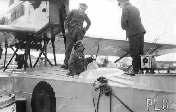 Los Intrépidos Aviadores Franco (1) Ruiz Alda (2) y Durán (3) se Desembarcan del...