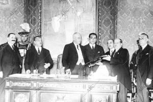General primo de Rivera (X) Recibiendo de Manos del Sr. Salcedo Bermejillo el el...