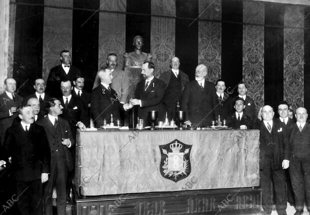 El gobernador Civil, Sr. cruz Conde (1), Entregando al Conde de Bustillo (2) la...