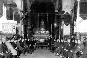 Hermandad de la Amargura. Los Hermanos de Celebrando un Cabildo