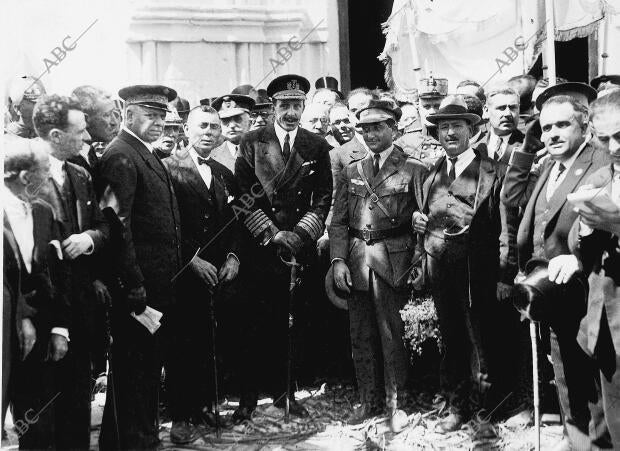 Alfonso XIII con Ramón Franco durante el emotivo recibimiento a los aviadores...