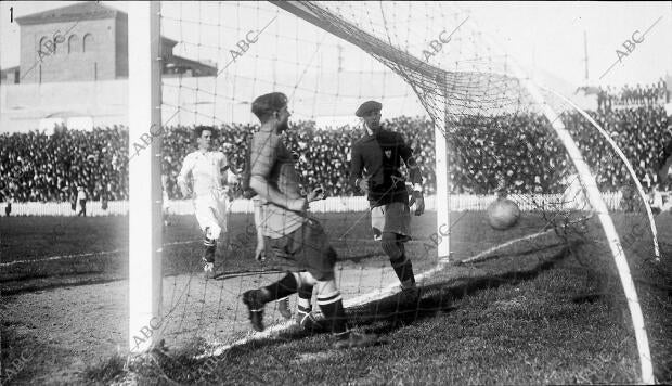 Partido de copa del Rey disputado en el estadio de Chamartín, entre el Real...