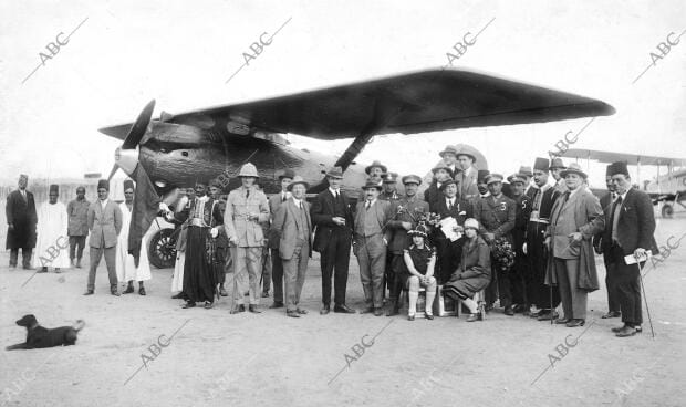 El entonces embajador de España en Egipto, Fernández Vallín (1), junto a los...