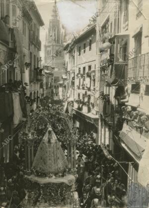 Solemne procesión de la Virgen del Sagrario a su paso por la calle del Comercio,...