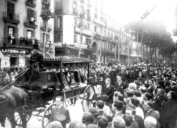 El entierro del insigne arquitecto a su paso por las ramblas
